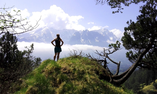 Bergwanderung mit Panorama-Blick auf die Zugspitze - Bergwanderung auf alten geheimen Hirtensteigen | Alpinschule Garmisch
