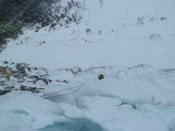 Ice climbing at the Jochberg Rechtes Gully WI4