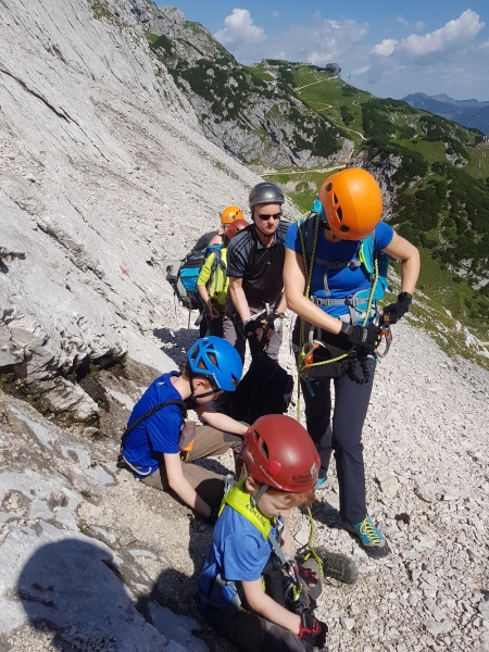 Spannende Familien-Klettersteigtour über die Schöngänge auf den Bernadeinkopf 