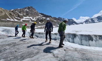 Glacier/mountaineering course for beginners in the...